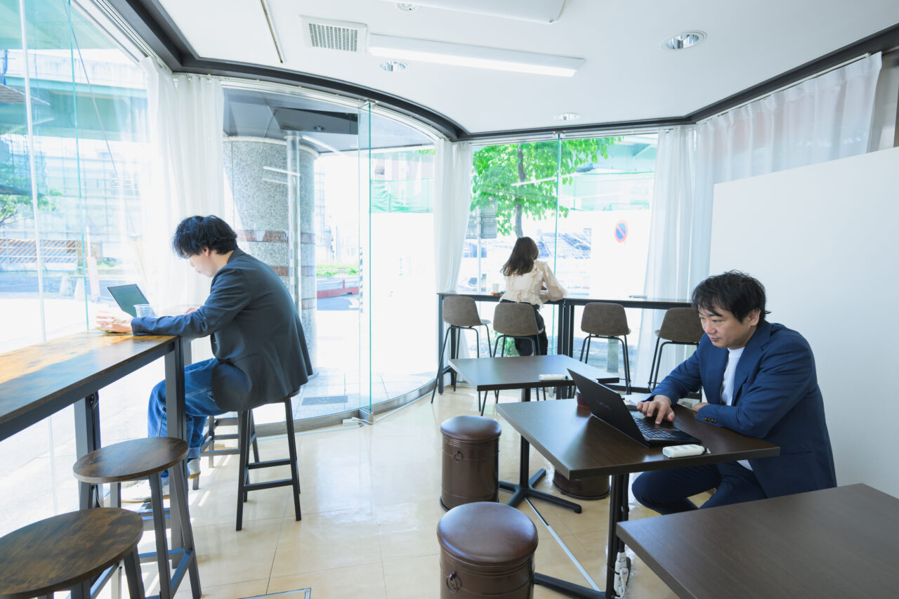 アルコワーキングの店内風景3人