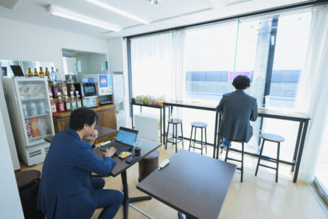 アルコワーキングの店内風景2人