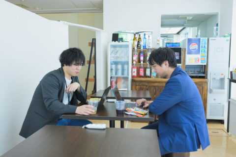 2人テーブル席で会話