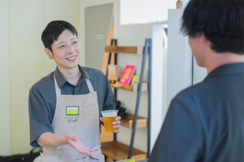 スタッフが受付で対応します