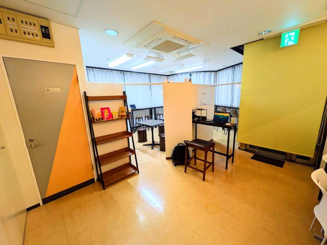 夜まで利用できる静かなカフェを探している人