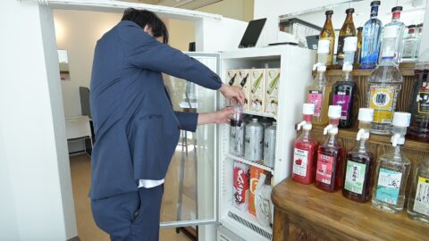 赤ワインも自分で注げます