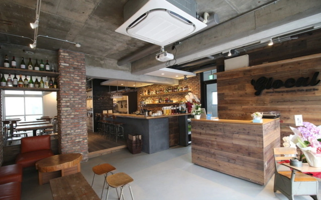 グローカルカフェの店内内観