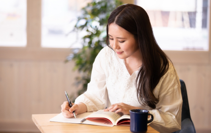 カフェで勉強をしている女性