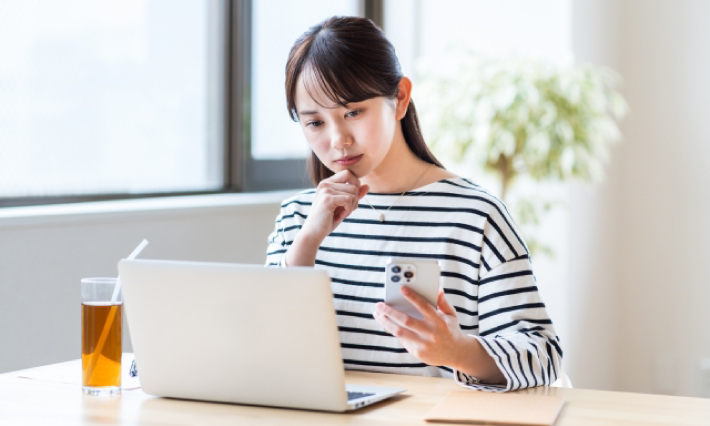 カフェで仕事をするクリエイティブ職