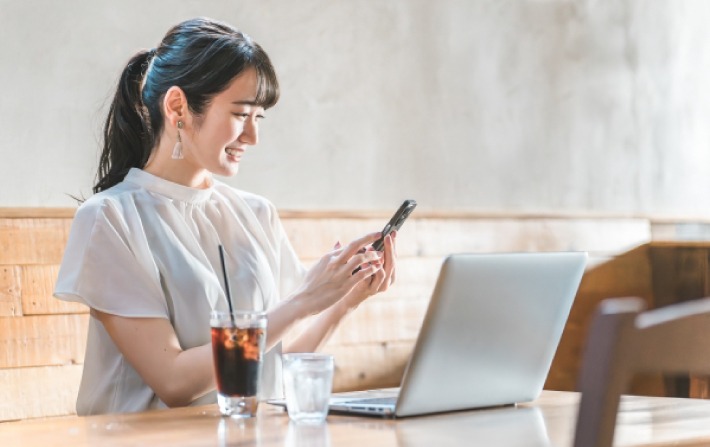 カフェで仕事をするマーケター