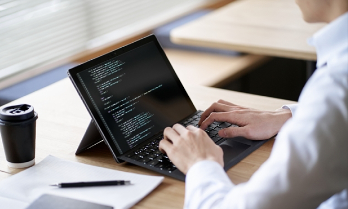 カフェで仕事をするプログラマー