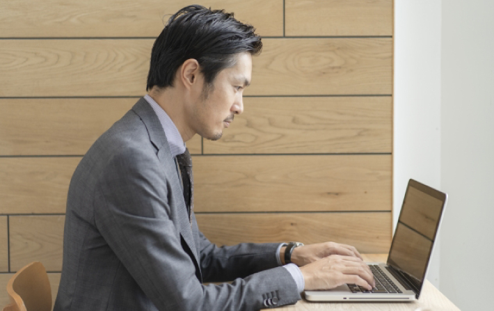 カフェで仕事をする営業マン