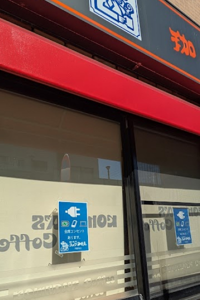 全席コンセント完備の張り紙がある