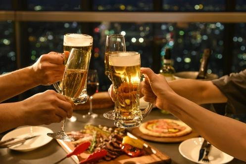 夜に飲み会をしているようす