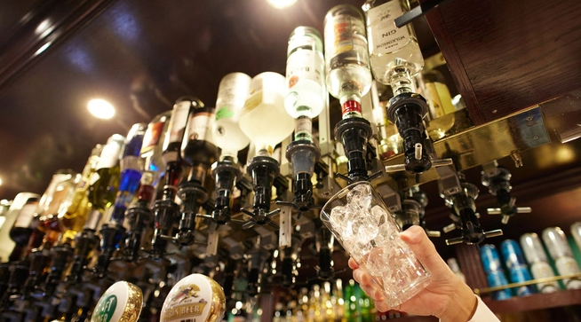 注文カウンターの上にはお酒がずらっと並んでいる