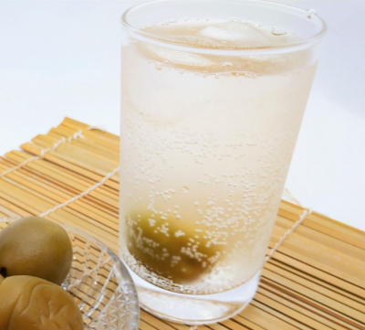 梅酒トニック(梅酒+トニックウォーター)