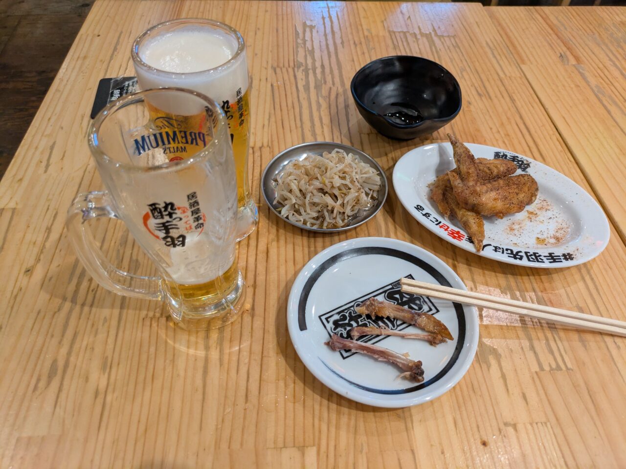 お通しと100円の手羽先でお酒が進む